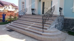 Кованая ажурная лестница для парадного входа