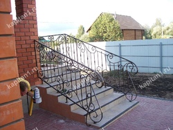 Фактурная кованая лестница для загородного дома