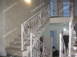 Изящная белая лестница с коваными элементами