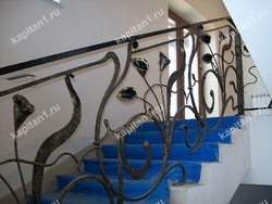 Винтажная кованая лестница с цветочным орнаментом
